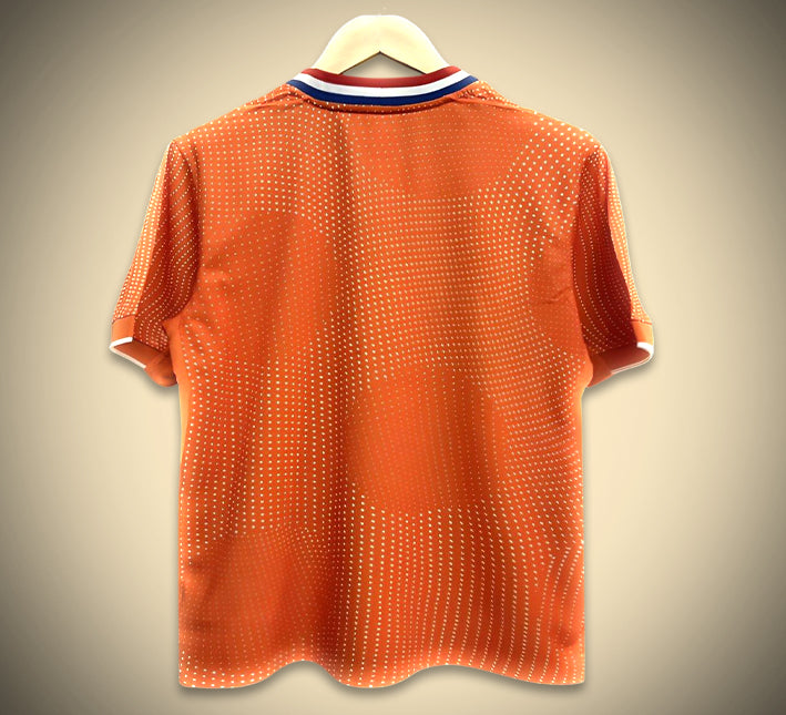MAILLOTPAYSBASDOMICILE24dos.jpg Koszulka Holandia Domowa 2025 widok z boku