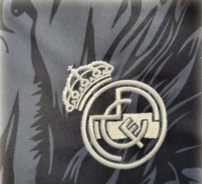 tunique-de-supporter-real-madrid-design-dragon-rouge-sur-fond-noir-collection-2024-2025 Tunique de supporter Real Madrid design dragon rouge sur fond noir collection 2024 2025