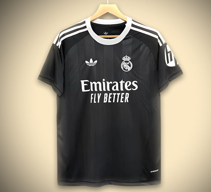 MAILLOTREALMADRID2425gardien-1.jpg Koszulka Real Madryt Edycja Bramkarska Czarna 2025-2026 widok z przodu