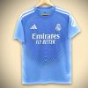MAILLOTREALMADRID2425prematchavant-1.jpg Koszulka Real Madryt Przedmeczowa Edycja Niebieska 2025-2026 widok z przodu