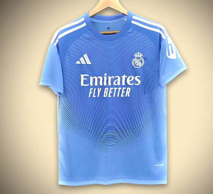 MAILLOTREALMADRID2425prematchavant-1.jpg Koszulka Real Madryt Przedmeczowa Edycja Niebieska 2025-2026 widok z przodu