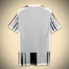 maillot-de-football-juventus-domicile-avec-blason-du-club-de-turin Koszulka piłkarska Juventus domowa z herbem klubu z Turynu