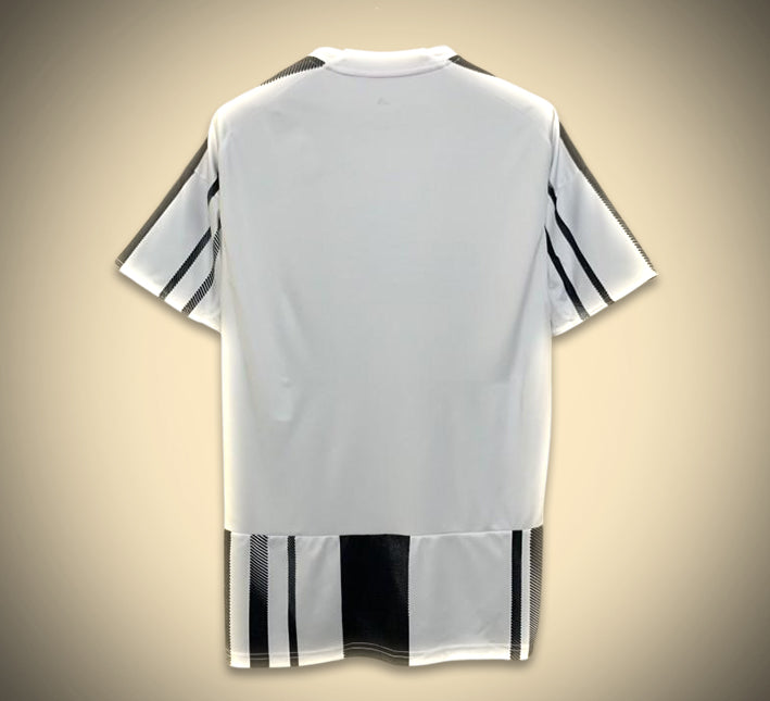 maillot-de-football-juventus-domicile-avec-blason-du-club-de-turin Koszulka piłkarska Juventus domowa z herbem klubu z Turynu