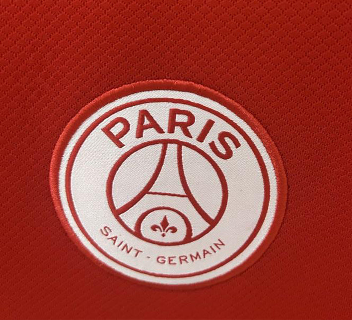 MaillotPSGEXT2RIEURLOGO.jpg Koszulka Paris Saint-Germain Wyjazdowa Edycja Czerwona 2024-2025 widok z profilu