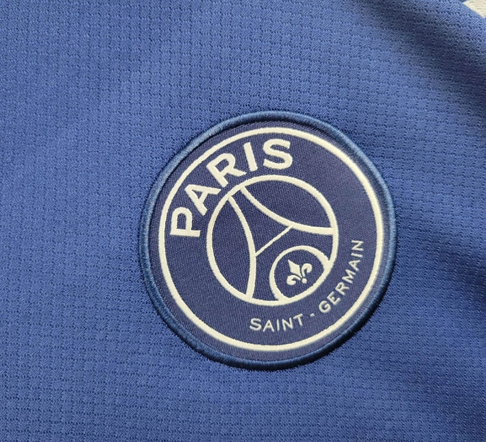 MaillotPSGdomicile25logo.jpg Koszulka Paris Saint-Germain Domowa 2024-2025 widok z profilu