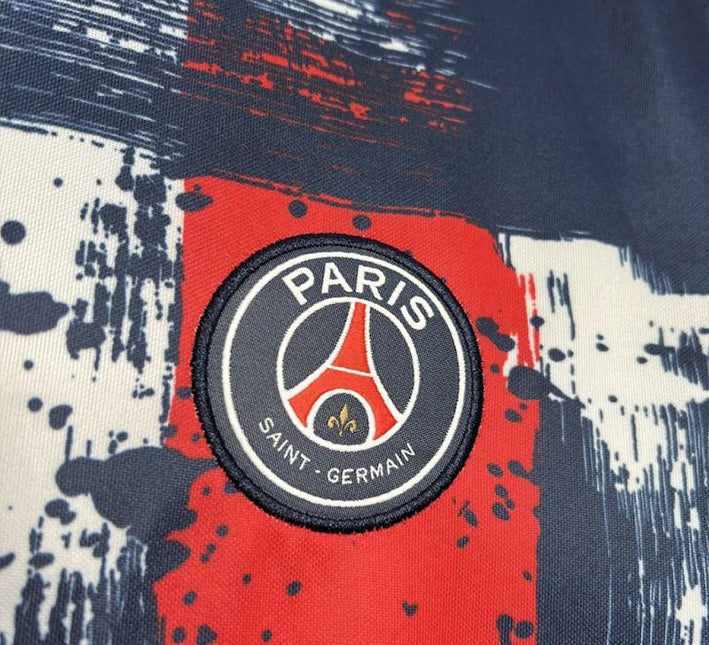 MaillotPSGspeciallogo.jpg Koszulka Paris Saint-Germain Przedmeczowa 2024-2025 widok z profilu
