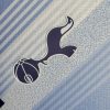 Maillottottenham24doslogo.jpg Koszulka Tottenham Domowa 2024-2025 widok z profilu