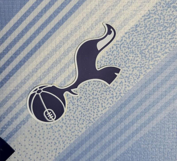 Maillottottenham24doslogo.jpg Koszulka Tottenham Domowa 2024-2025 widok z profilu