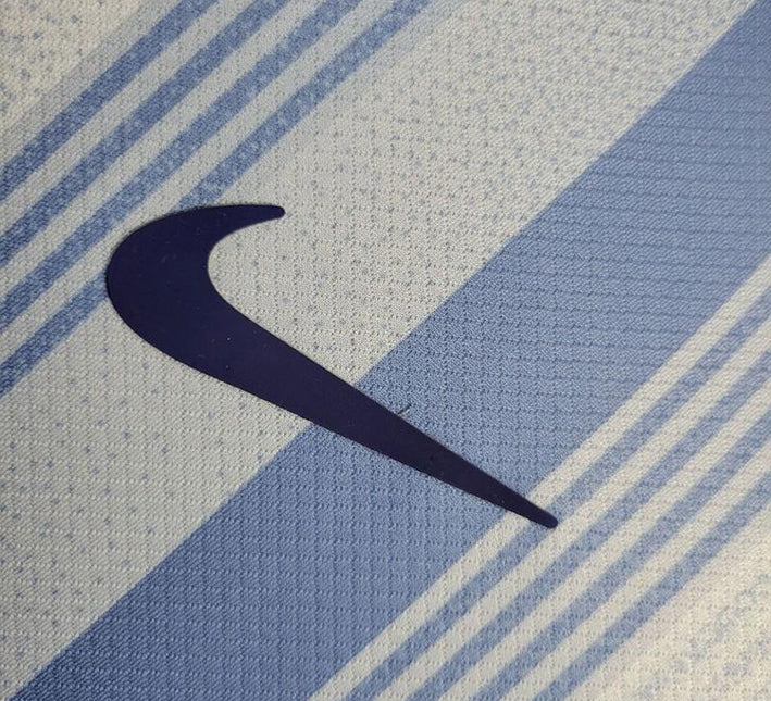 Maillottottenham24dosnike.jpg Koszulka Tottenham Domowa 2024-2025 detal tkaniny