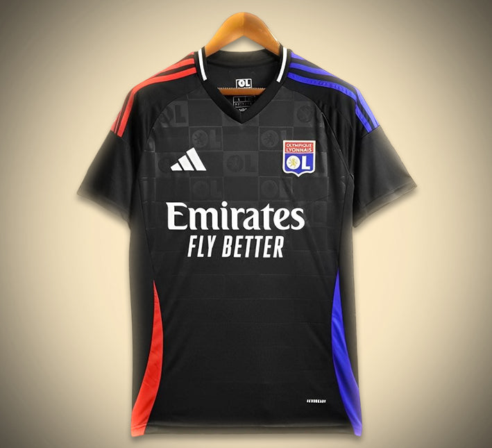 maillotOLEXTERIEUR-1.jpg Koszulka Olympique Lyonnais Wyjazdowa 2024-2025 widok z przodu