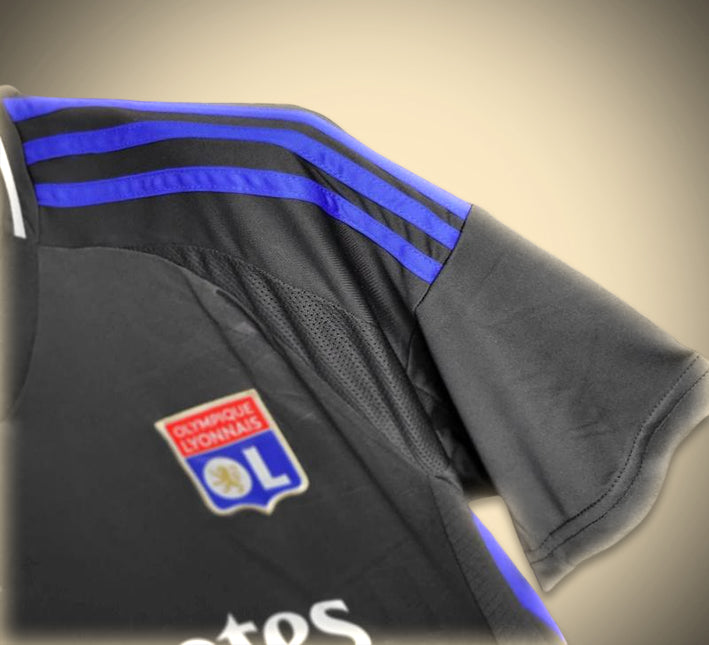 maillotOLEXTERIEURLOGO.jpg Koszulka Olympique Lyonnais Wyjazdowa 2024-2025 detal tkaniny