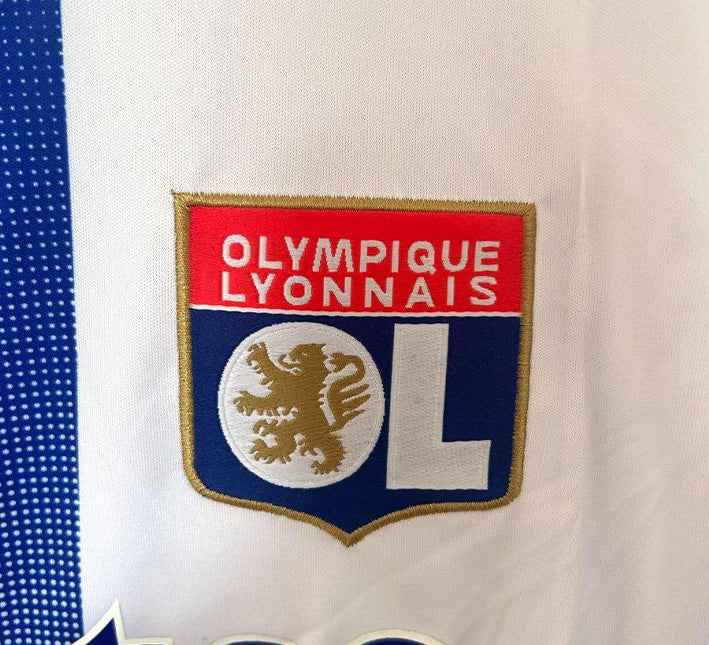maillotOLdomicileLOGO.jpg Koszulka Olympique Lyonnais Domowa 2024-2025 detal tkaniny