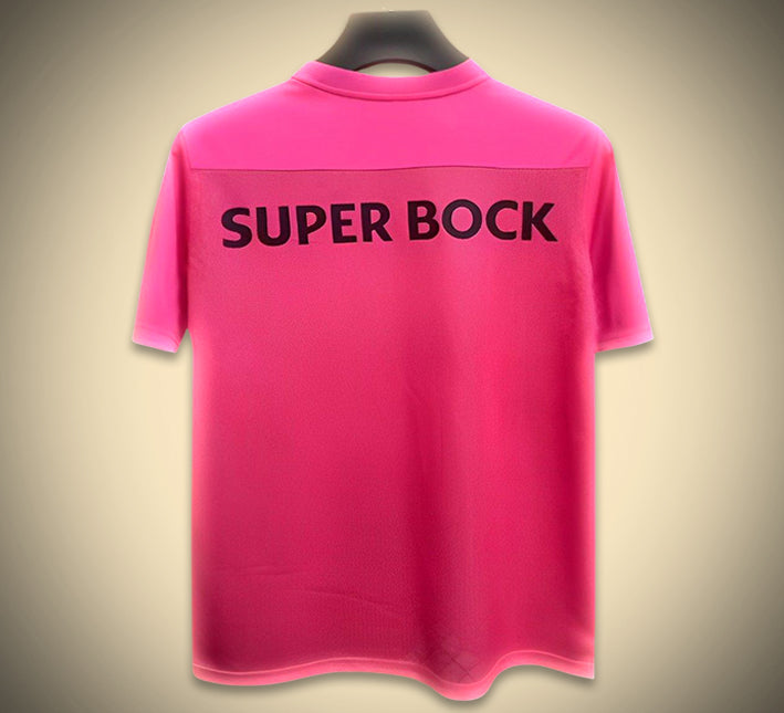 maillot-de-football-sporting-cp-concept-rose-edition-saison-2425 Koszulka piłkarska Sporting CP koncepcyjna różowa edycja sezon 2425