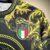 maillot-concept-italie-edition-versace-saison-2024-2025 Koszulka concept Włochy edycja Versace sezon 2024 2025
