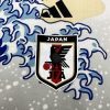 maillot-de-football-inspiration-japon-avec-motif-grande-vague-et-design-graphique-bleu-blanc Koszulka piłkarska inspiracja Japonia z motywem wielkiej fali i graficznym designem niebiesko-białym