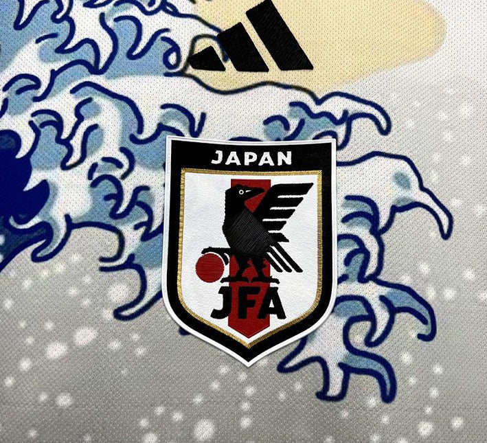 maillot-de-football-inspiration-japon-avec-motif-grande-vague-et-design-graphique-bleu-blanc Koszulka piłkarska inspiracja Japonia z motywem wielkiej fali i graficznym designem niebiesko-białym