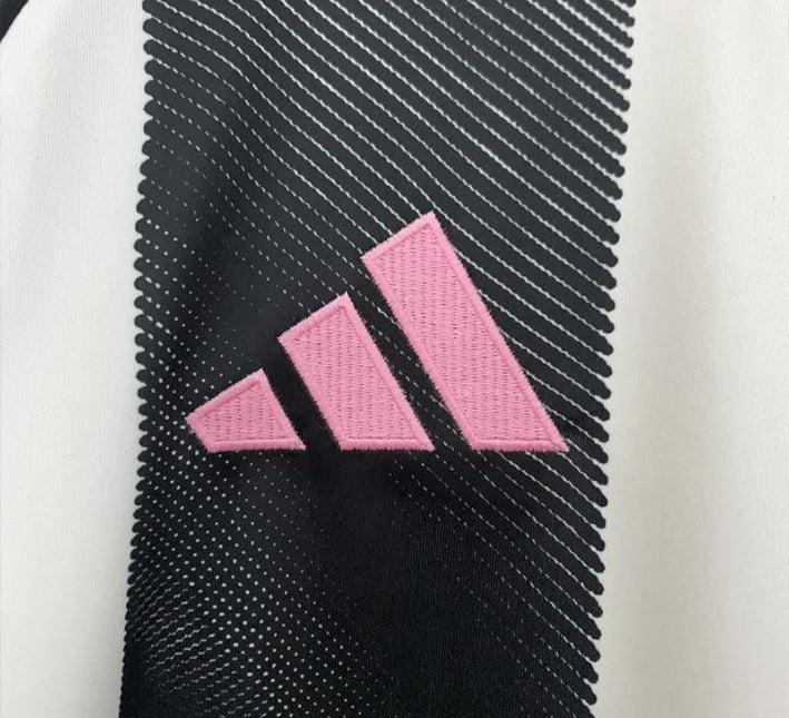 tenue-officielle-juventus-a-domicile-jersey-football-manches-courtes Oficjalny strój Juventus domowy koszulka piłkarska z krótkim rękawem