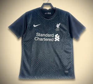 tenue-de-gardien-liverpool-rouge-avec-ecusson-du-club Strój bramkarski Liverpool czerwony z herbem klubu