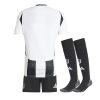 ensemble-enfant-juventus-domicile-saison-2024-2025-maillot-et-short-noir-et-blanc Zestaw dziecięcy Juventus domowa sezon 2024 2025 koszulka i spodenki czarno-białe