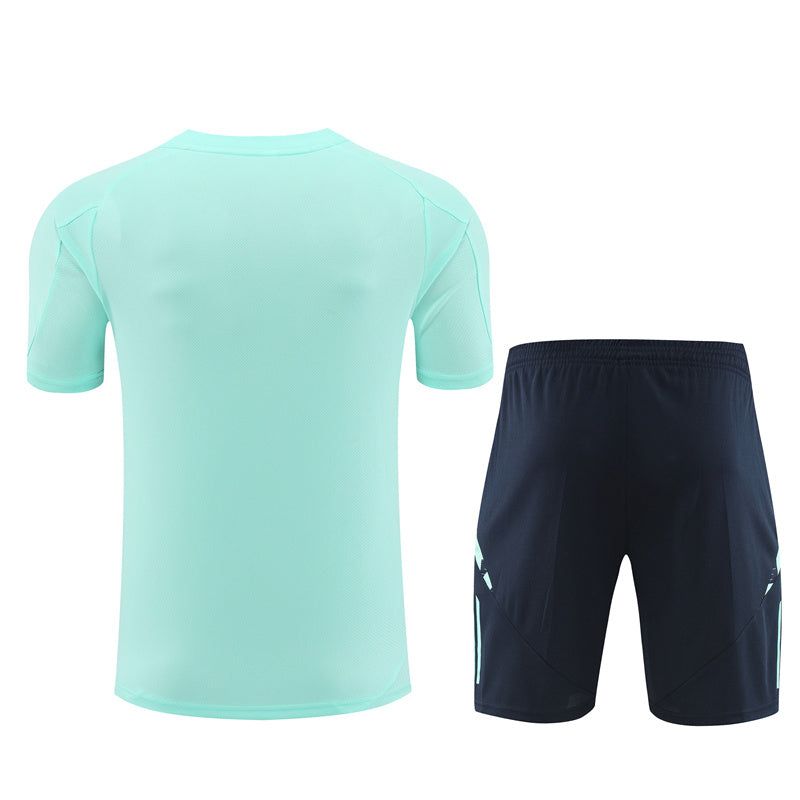 ensemble-maillot-et-short-real-madrid-saison-2024-2025-tenue-officielle Komplet koszulki i spodenek Real Madryt sezon 2024 2025 oficjalny strój