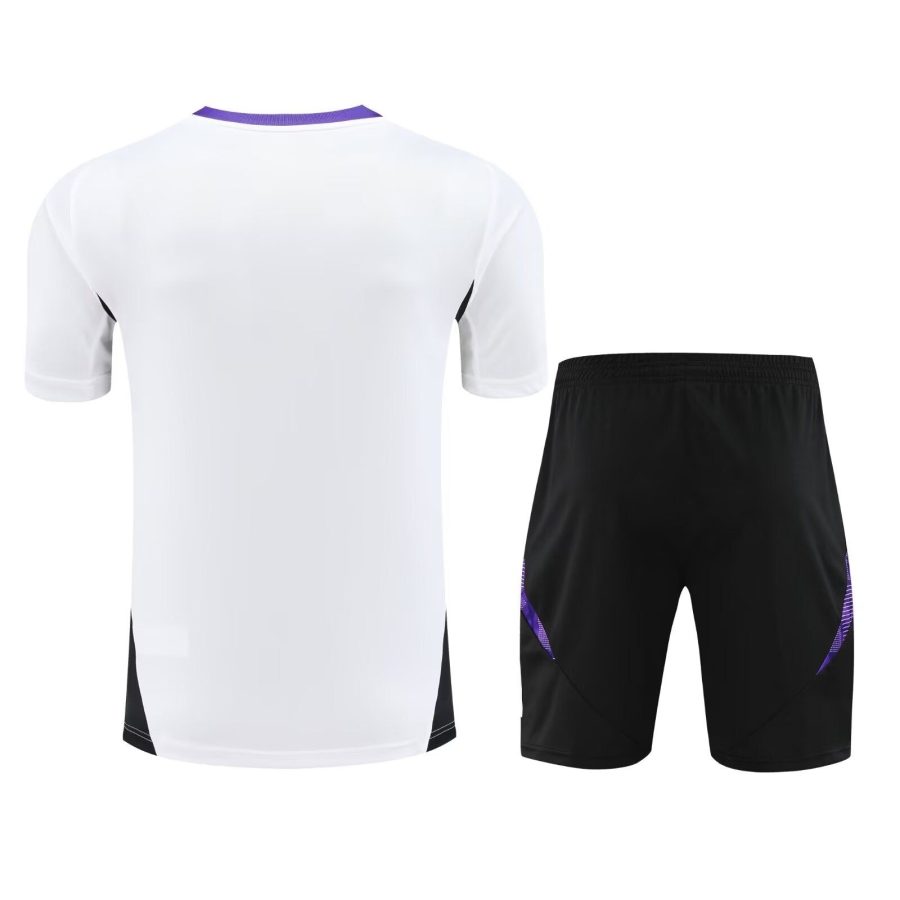 ensemble-maillot-et-short-real-madrid-saison-deux-mille-vingt-quatre-deux-mille-vingt-cinq Komplet koszulki i spodenek Real Madryt sezon dwa tysiące dwadzieścia cztery dwa tysiące dwadzieścia pięć