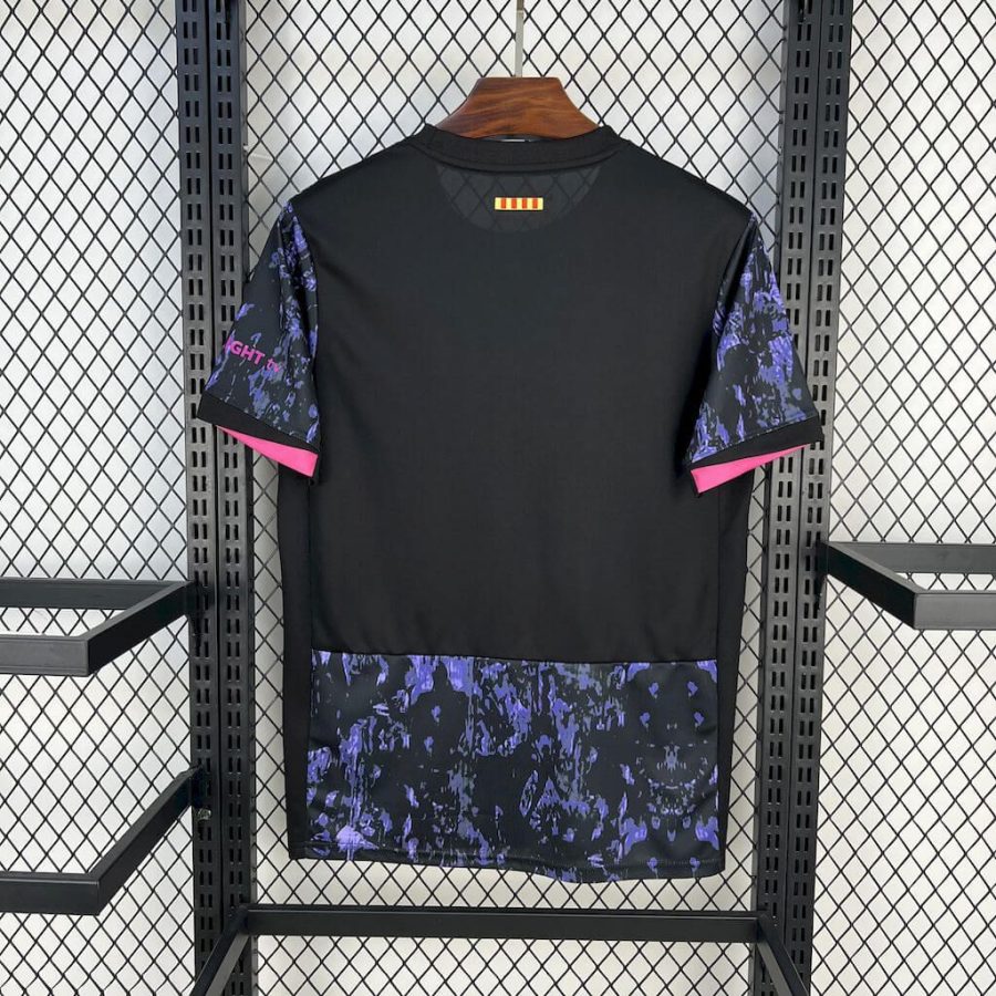 haut-d-entrainement-fc-barcelone-pre-match-2025-2026-maillot-de-football-officiel Bluza treningowa FC Barcelona przedmeczowa 2025 2026 oficjalna koszulka piłkarska