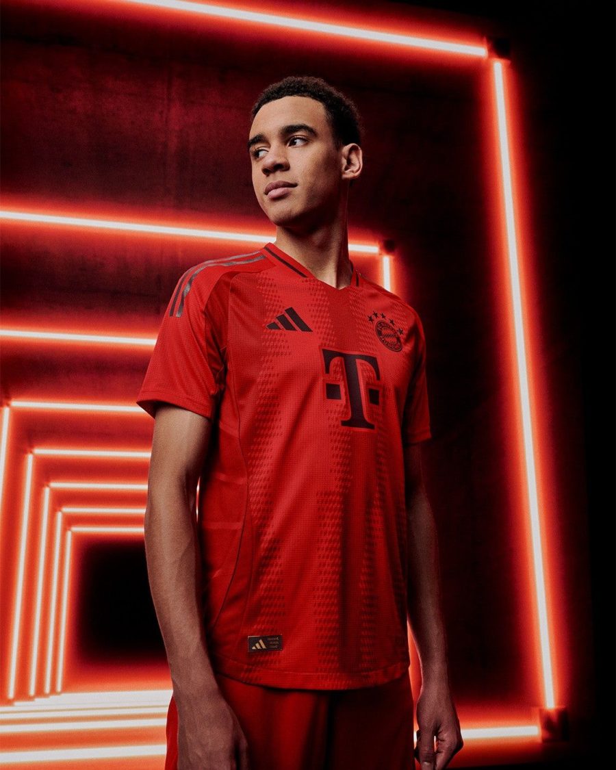 Koszulka piłkarska Bayern Monachium domowa 2024 2025 z herbem klubu