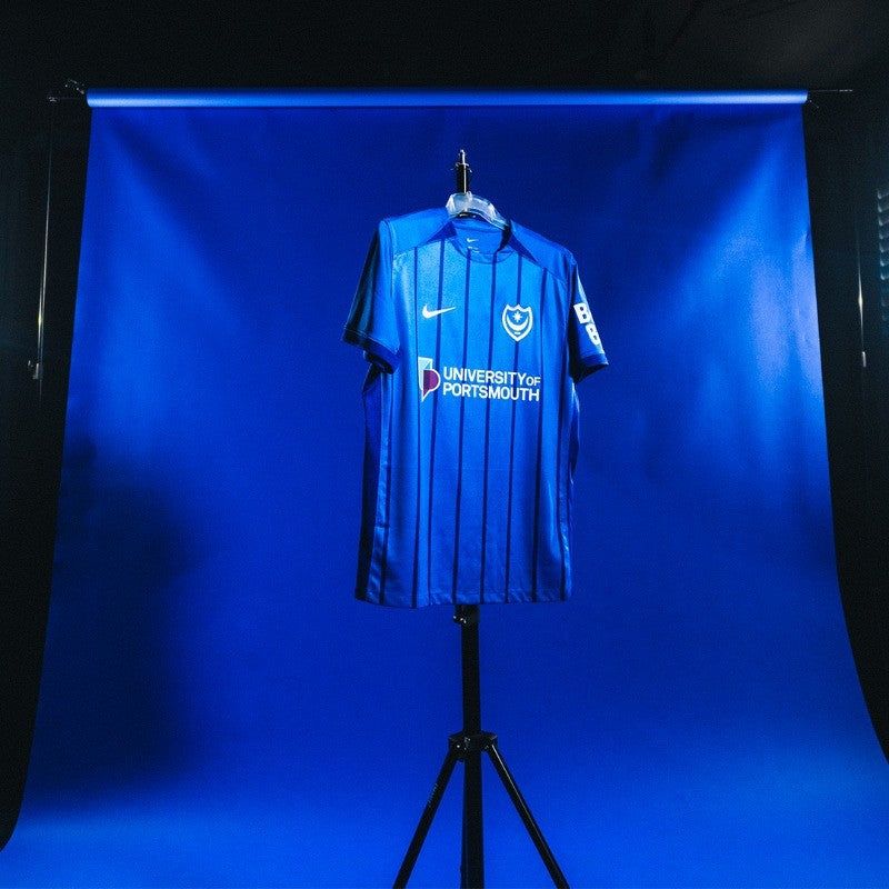 jersey-home-portsmouth-fc-nouveau-maillot-supporter-en-tissu-respirant koszulka domowa Portsmouth FC nowa koszulka kibica z oddychającego materiału
