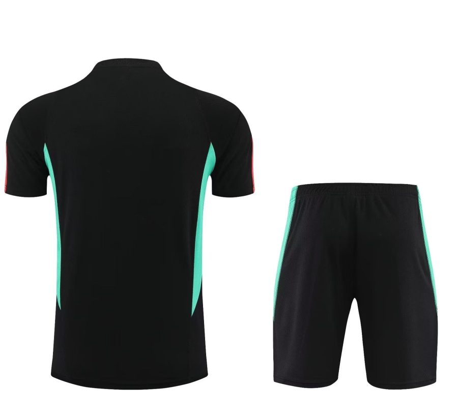 kit-training-manchester-united-noir-saison-2023-2024-tenue-d-entrainement-football Zestaw treningowy Manchester United czarny sezon 2023 2024 strój treningowy piłkarski