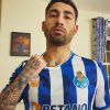 maillot-de-football-fc-porto-kit-domicile-manches-courtes-ecusson-du-club koszulka piłkarska FC Porto zestaw domowy krótkie rękawy herb klubu