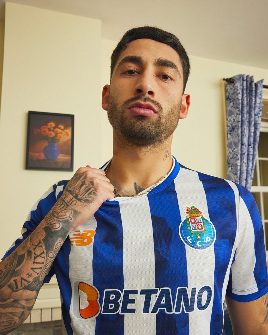 maillot-de-football-fc-porto-kit-domicile-manches-courtes-ecusson-du-club koszulka piłkarska FC Porto zestaw domowy krótkie rękawy herb klubu