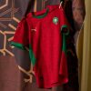 maillot-domicile-equipe-du-maroc-saison-deux-mille-vingt-quatre-deux-mille-vingt-cinq-rouge-et-vert Koszulka domowa reprezentacji Maroka sezon dwa tysiące dwadzieścia cztery dwa tysiące dwadzieścia pięć czerwona i zielona