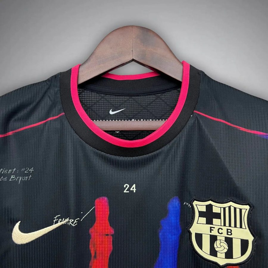 maillot-domicile-fc-barcelona-saison-2025-2026-design-blood-rouge-et-bleu koszulka domowa FC Barcelona sezon 2025 2026 design blood czerwony i niebieski
