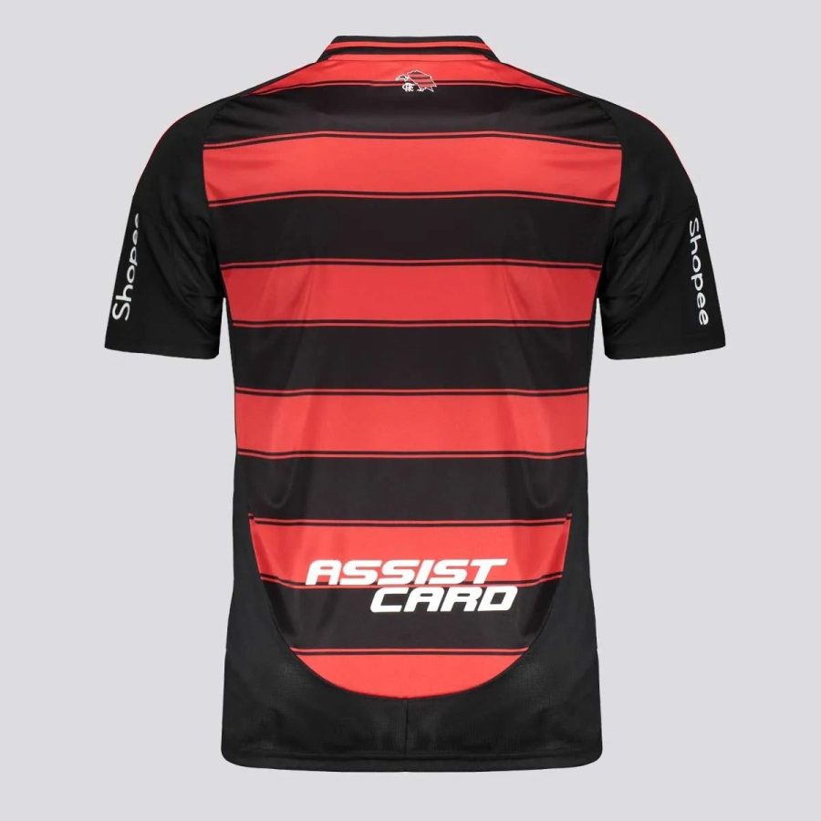 koszulka domowa Flamengo sezon dwa tysiące dwadzieścia pięć czerwona i czarna z herbem klubu