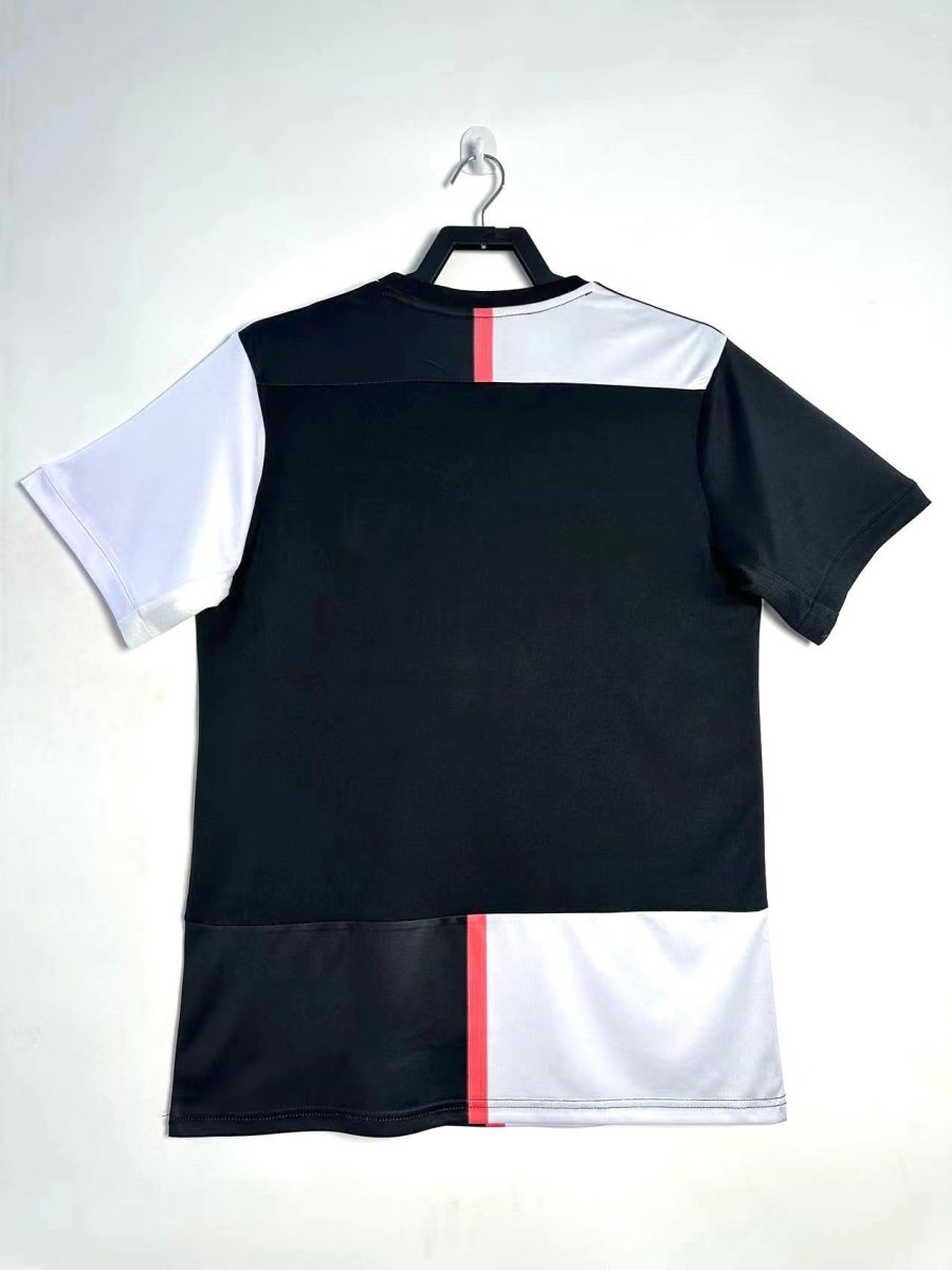 maillot-domicile-juventus-saison-deux-mille-dix-neuf-deux-mille-vingt-tenue-officielle-noir-et-blanc koszulka domowa Juventus sezon dwa tysiące dziewiętnaście dwa tysiące dwadzieścia strój oficjalny czarno-biały