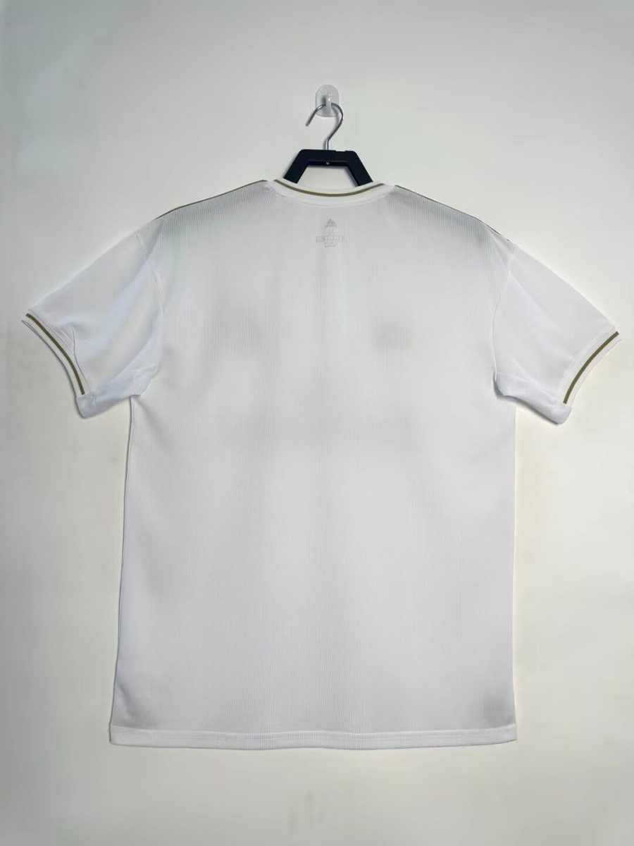 maillot-domicile-real-madrid-saison-deux-mille-dix-neuf-deux-mille-vingt-blanc-avec-ecusson-du-club koszulka domowa Real Madrid sezon dwa tysiące dziewiętnaście dwa tysiące dwadzieścia biała z herbem klubu