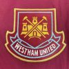maillot-domicile-west-ham-logo-du-club-et-sponsor koszulka domowa West Ham logo klubu i sponsor