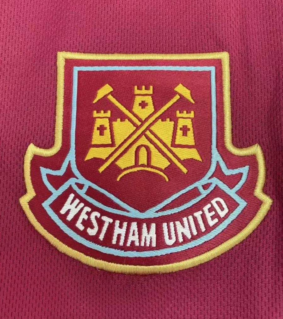 maillot-domicile-west-ham-logo-du-club-et-sponsor koszulka domowa West Ham logo klubu i sponsor