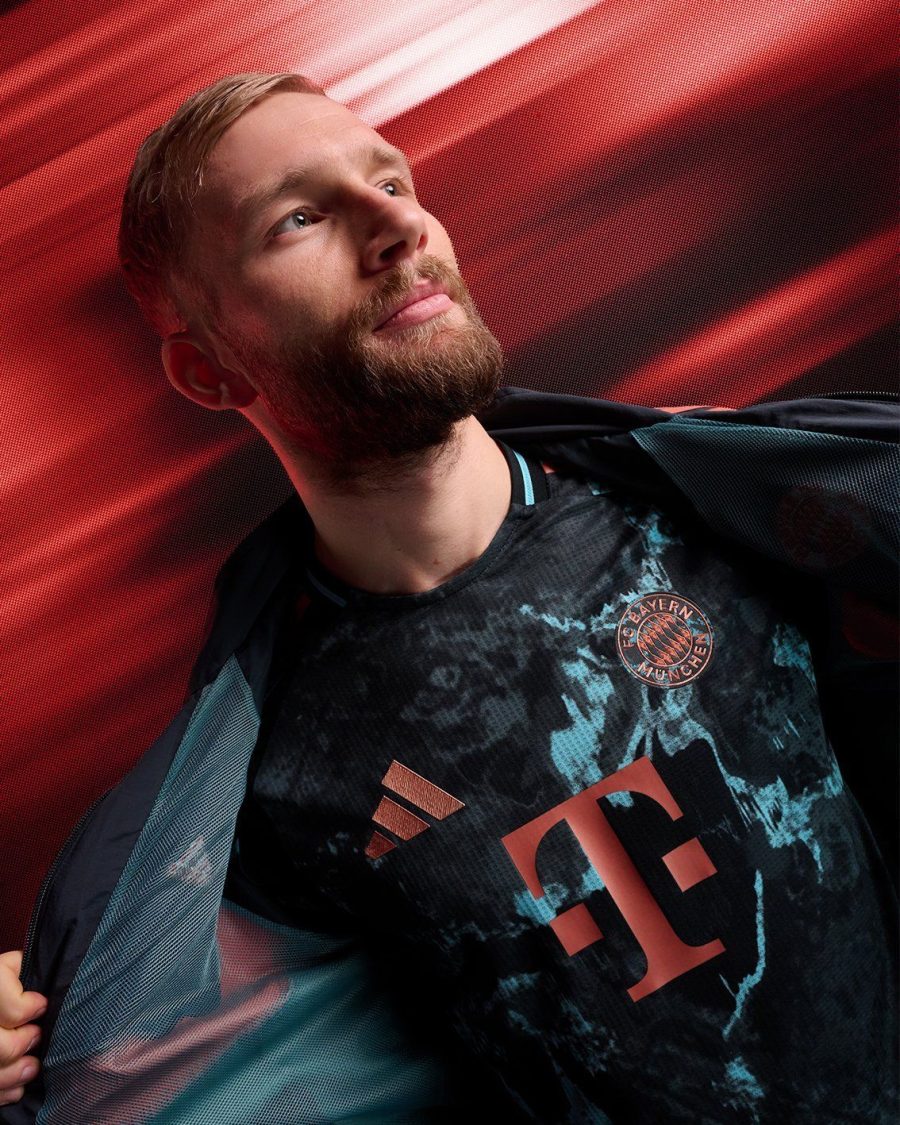 koszulka wyjazdowa Bayern Munich sezon dwa tysiące dwadzieścia cztery dwa tysiące dwadzieścia pięć Adidas