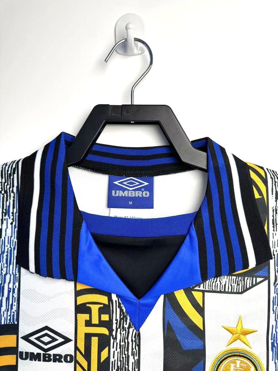 maillot-exterieur-inter-milan-saison-mille-neuf-cent-quatre-vingt-quinze-mille-neuf-cent-quatre-vingt-seize Koszulka wyjazdowa Inter Mediolan sezon tysiąc dziewięćset dziewięćdziesiąt pięć tysiąc dziewięćset dziewięćdziesiąt sześć