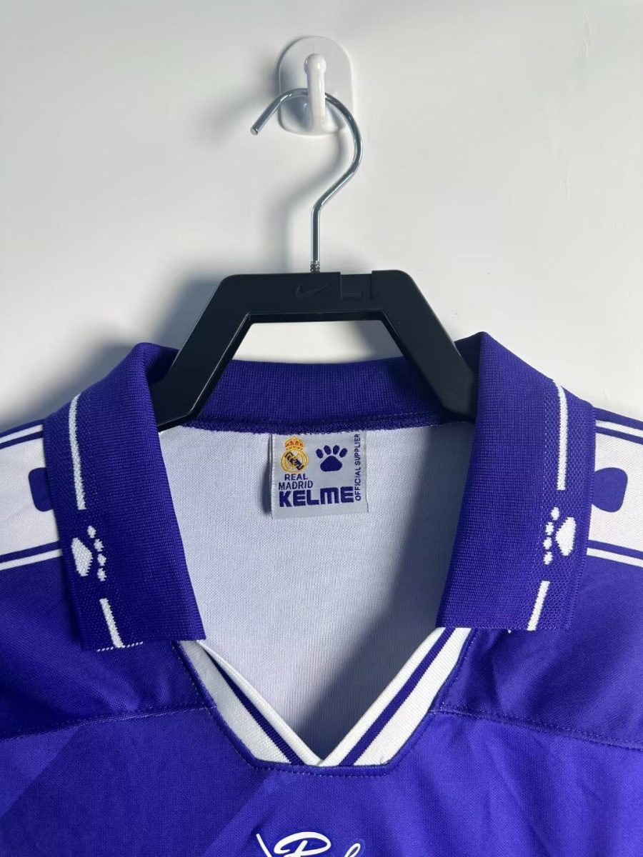 maillot-exterieur-vintage-du-real-madrid-saison-mille-neuf-cent-quatre-vingt-quatorze-mille-neuf-cent-quatre-vingt-quinze Koszulka wyjazdowa vintage Real Madryt sezon tysiąc dziewięćset dziewięćdziesiąt cztery tysiąc dziewięćset dziewięćdziesiąt pięć