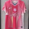 maillot-fc-barcelona-x-karol-g-rose KOSZULKA FC BARCELONA x KAROL G RÓŻOWA
