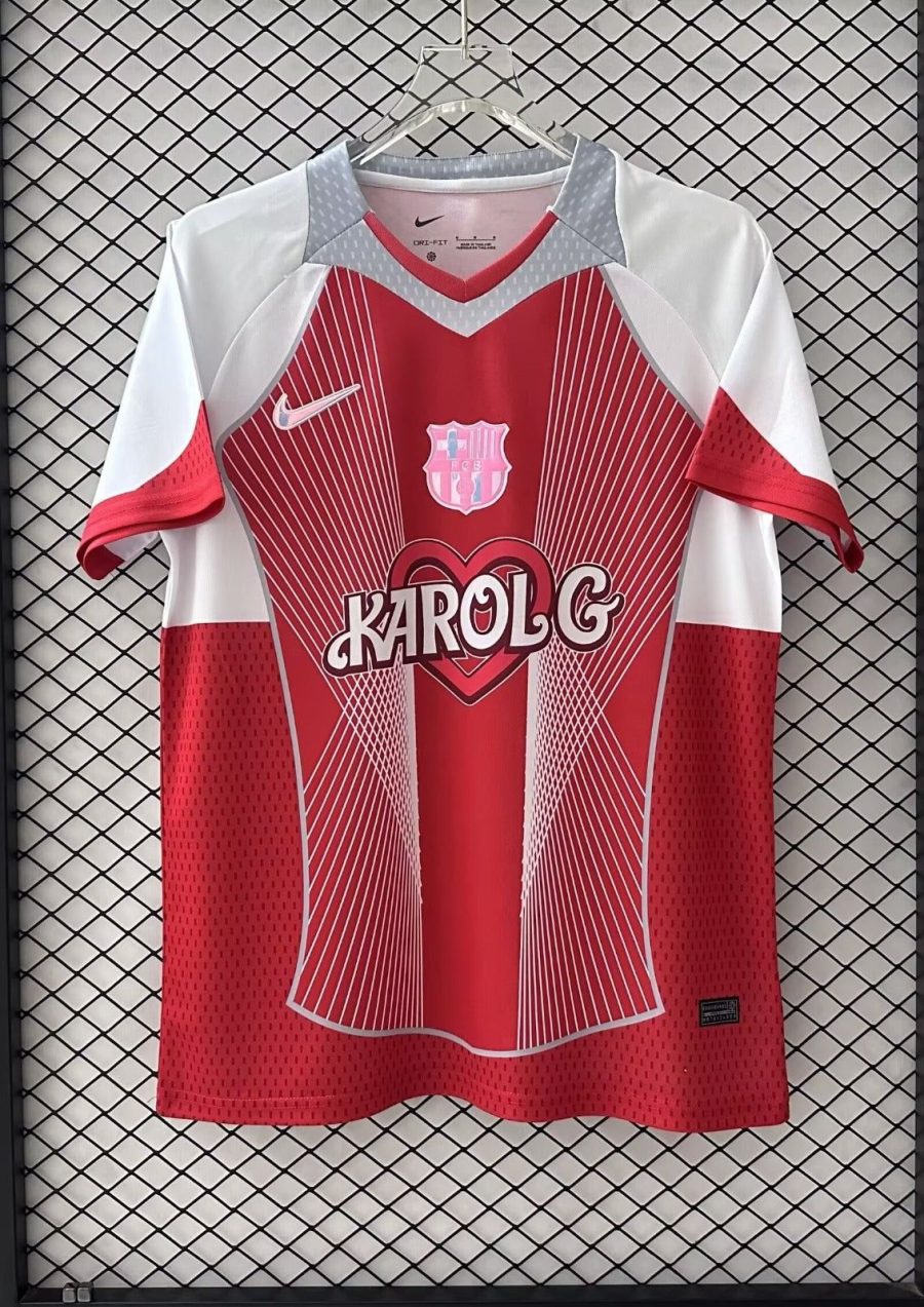 maillot-fc-barcelona-x-karol-g-rouge KOSZULKA FC BARCELONA x KAROL G CZERWONA