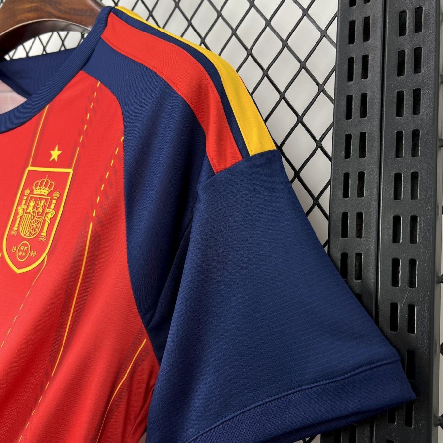 maillot-officiel-espagne-football-version-domicile-avec-ecusson-et-couleurs-nationales Oficjalna koszulka Hiszpania piłka nożna wersja domowa z herbem i barwami narodowymi