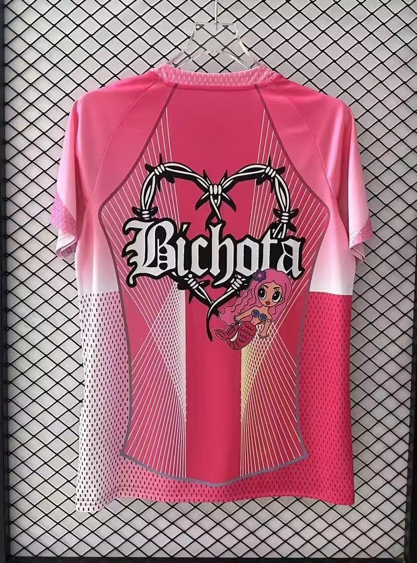 maillot-officiel-fc-barcelona-edition-rose-collaboration-karol-g-pour-supporters oficjalna koszulka FC Barcelona edycja różowa we współpracy z Karol G dla kibiców