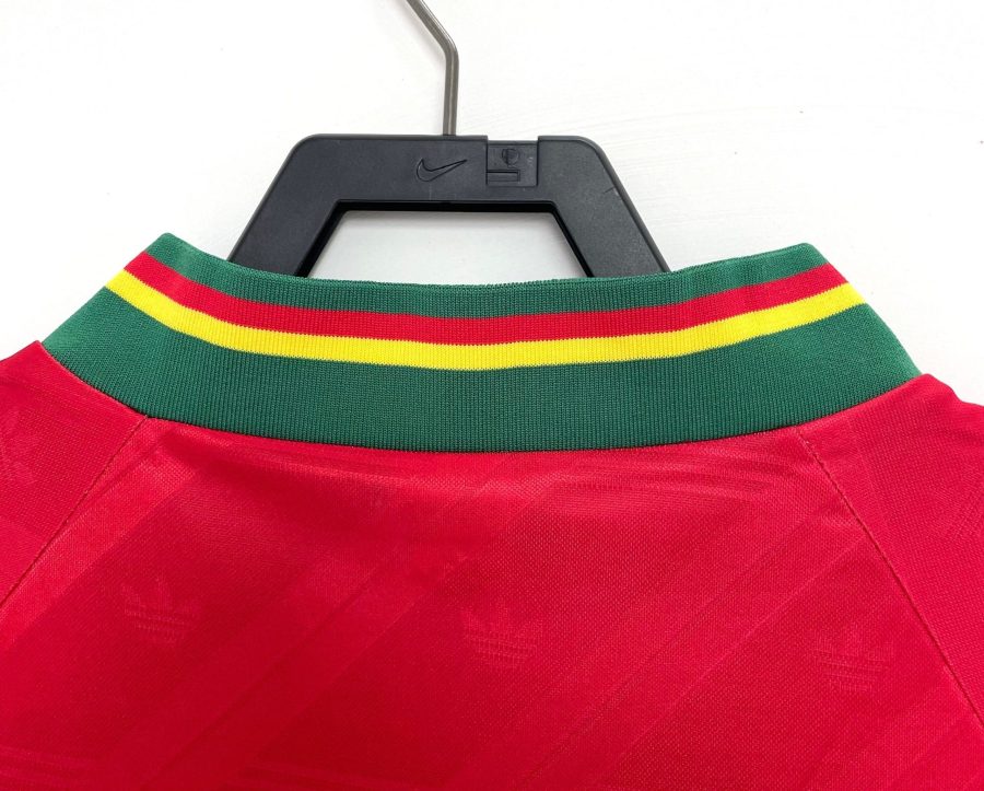 maillot-retro-portugal-rouge-et-vert-style-football koszulka retro Portugalia czerwona i zielona styl piłkarski