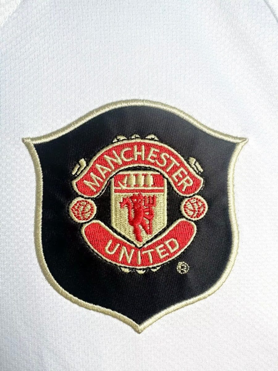 strój piłkarski Manchester United czerwony model wyjazdowy vintage