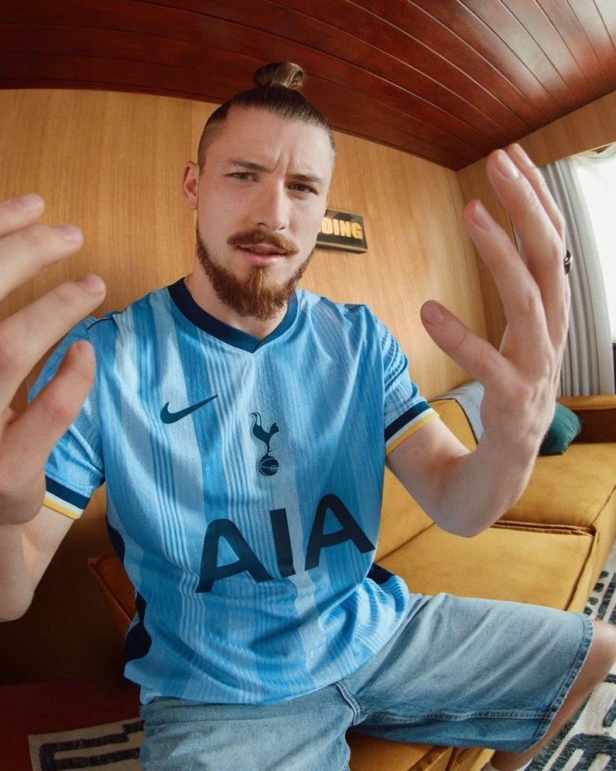 tenue-de-football-tottenham-hotspur-blanc-et-bleu-marine-version-exterieur strój piłkarski Tottenham Hotspur biały i granatowy wersja wyjazdowa