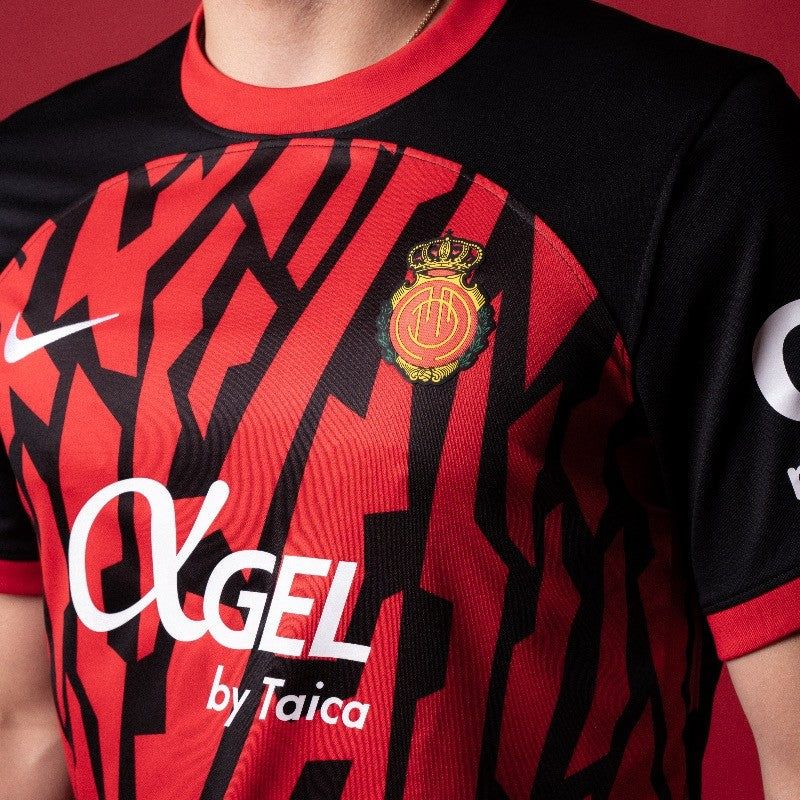 tenue-domicile-rcd-mallorca-rouge-et-noir-maillot-de-football-espagnol strój domowy RCD Mallorca czerwono-czarny koszulka piłkarska hiszpańska
