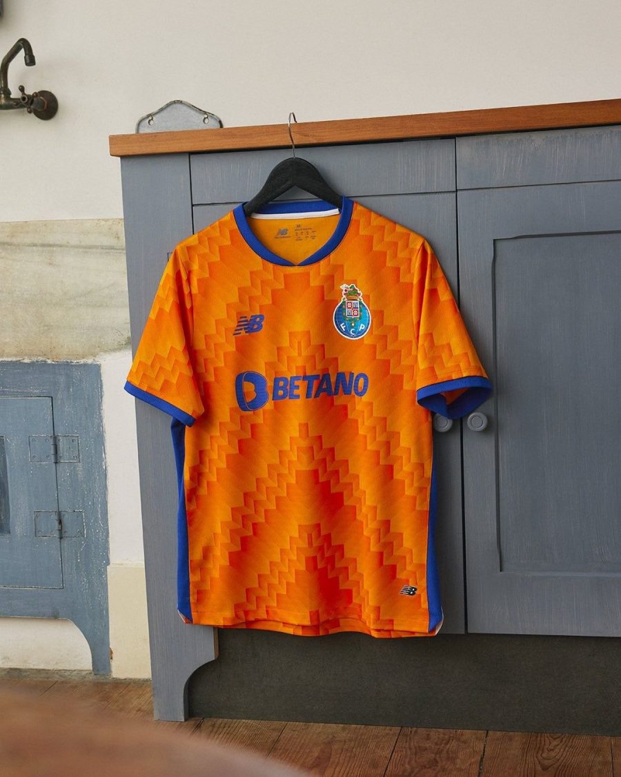 tenue-football-fc-porto-maillot-away-bleu-et-blanc strój piłkarski FC Porto koszulka wyjazdowa niebieska i biała